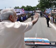 સુરક્ષાની પરવા કર્યા વિના PM મોદીએ ખુલ્લી જીપમાં કર્યું લોકોનું અભિવાદન