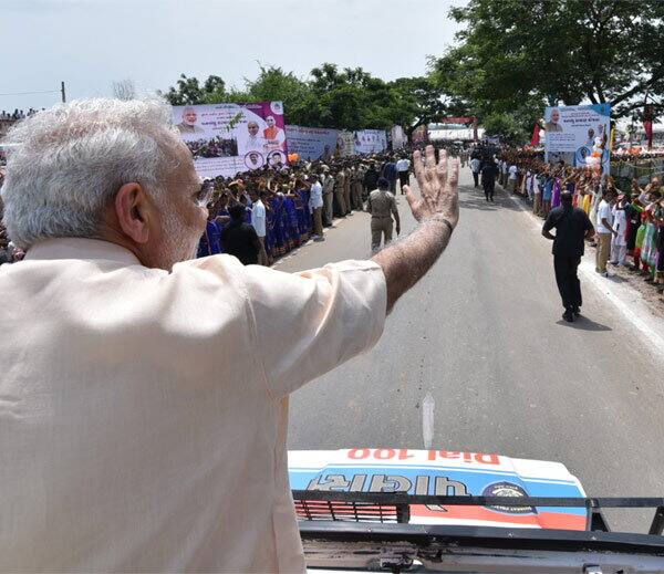 પીએમ મોદી ગુજરાત પ્રવાસમાં ખાસા વ્યસ્ત રહ્યા હતા જેમા તેમણે સવારમાં મંદિરમાં દર્શન કર્યા બાદ માતાના આશિર્વાદ લીધા હતા. 