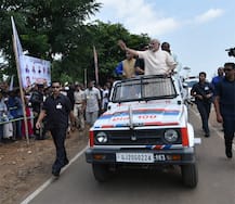 સુરક્ષાની પરવા કર્યા વિના PM મોદીએ ખુલ્લી જીપમાં કર્યું લોકોનું અભિવાદન