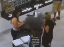 ન્યૂજર્સી: મોલમાં મહિલાની હેંડબેગમાં થયો વિસ્ફોટ ને મચી ગઈ કેવી ભાગદોડ, જુઓ વીડિયો