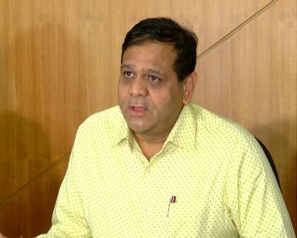 ઝોન-6ના ડીસીપી રાજન સુસરાના રીડર પીએસઆઈ આર.એફ. ચૌધરીને શુક્રવારે સાંજે ઝોન-4ના ડીસીપી એસ.કે. ગઢવીએ ચૌધરીને લાકડી મારી હતી. તેના જવાબમાં ચૌધરીએ ગઢવીને પોલીસ અધિકારીઓની હાજરીમાં જ તમાચો ઠોકી દીધો હતો.