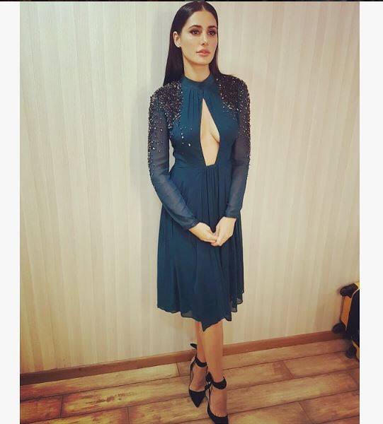 જેના માટે નરગિસ અને રિતેશ સ્ટાર પ્લસના ડાંસ રિયાલીટી શો ડાંસ પ્લસમાં પહોંચ્યા હતા. નરગિસે આ શોમાં જે ડ્રેસ પહેર્યો હતો તે આગળથી થોડો ખુલ્લો હતો. 