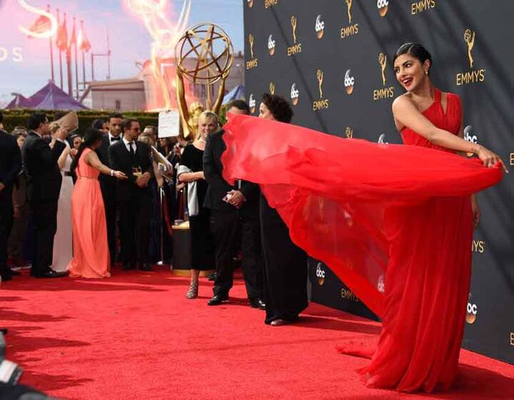 પ્રિયંકા ચોપરા અહીં રેડ કાર્પેટ પર રેડ ગાઉન પહેરીને આવી હતી. જેમાં તે ખૂબ સુંદર લાગી રહી હતી. 