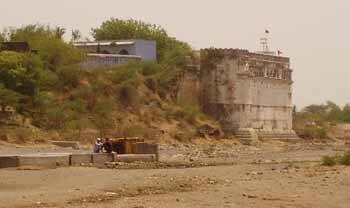 મનજીએ પોલિસ ફરિયાદમાં જણાવ્યું હતું કે, ભગીરથે તેની 60 વર્ષની માતા પર તલવાર વડે હુમલો કર્યો હતો જે પણ સરપંચ છે. પરંતુ ગામ લોડોના સમજાવ્યા બાદ તે પાછો ચાલ્યો ગયો હતો. મનજીએ વધુમાં લખ્યું હતું કે, આ પહેલા પણ ભુતકાળમાં ભગીરથે તેના પરિવાર પર બે વખત હુમલો કર્યો હતો અને તે નતો ઈચ્છતો કે અમારા પરિવારમાંથી કોઈ પણ વ્યક્તિ સરપંચની ચૂંટણી લડે. એક વર્ષ પહેલા ભગીરથ દ્વારા તેના પર લાકડી વડે હુમલો કરવામાં આવ્યો હતો જેના કારણે તેના હાથમાં ફ્રેક્ચર થયું હતું. મનજીએ આરોપ લગાવ્યો કે, ત્રણ વર્ષ પહેલા ભગીરથ અને તેના સાથીદારોએ તેના પરિવાર પર હુમલો કર્યો હતો જે અંગે અમે પોલિસમાં ફરિયાદ નોંધાવી હતી પરંતુ તે સમયે પોલિસે કોઈ કાર્યવાહી કરી ન હતી. રાણપુર પોલિસે આ અંગે જણાવ્યું કે, કાળીબેન સોલંકિ છેલ્લા ચાર વર્ષથી જલીલા ગામના સરપંચ છે. તેના પુત્ર મનજી, તેની પત્ની અને પૌત્ર તુષાર તેની સાથે જ રહે છે. અરજી અનુસાર ભગીરથ ખચર કે જે દરબારસાવમાં રહે છે તે છેલ્લા ઘણાં વર્ષોથી તેના પરિવાર સાથે દુશ્મનાવટ રાખી છે.