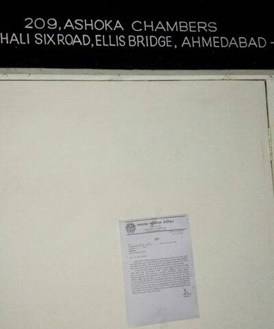 આ કાર્યવાહી અંતર્ગત સેન્ટ્રલ એકસાઇઝ એન્ડ કસ્ટમ્સની ઓફિસ, સિવિલ હોસ્પિટલ, ગુજરાત હાઉસીંગ બોર્ડ કોમ્પલેક્ષ, જીએમડીસી, ગુજરાત ટેકનોલોજીકલ યુનિવર્સિટી, ઘી કાંટા મેટ્રોકોર્ટ બિલ્ડિંગ, ગ્રામ્ય કોર્ટ બિલ્ડિંગ, રિજિયોનલ પાસપોર્ટ ઓફિસ, એલઆઇસી બિલ્ડિંગ, ટ્રેડમાર્ક રજિસ્ટ્રી કોમ્પલેક્ષ, મેડિસર્જ હોસ્પિટલ, મેકફ્લાવર હોસ્પિટલ, ડોક્ટર હાઉસ, સિટી ગોલ્ડ થીયેટર, એક્રોપોલીસ મોલ કેમ્બે હોટલ, સેન્ટ્રા, નોવોટેલ, ફોર્મ્યુલા વન, ગ્રાન્ડ ભગવતી સહિતની હોટલ્સ, સાકાર-5, ઇન્દ્રપ્રસ્થ સહિત અનેક ઇમારતોને નોટીસ પાઠવવામાં આવી છે.