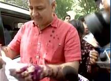 દિલ્હીમાં LG હાઉસ બહાર નાયબ સીએમ મનીષ સિસોદિયા પર શાહી ફેંકવામાં આવી