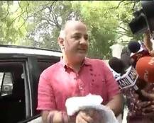 દિલ્હીમાં LG હાઉસ બહાર નાયબ સીએમ મનીષ સિસોદિયા પર શાહી ફેંકવામાં આવી