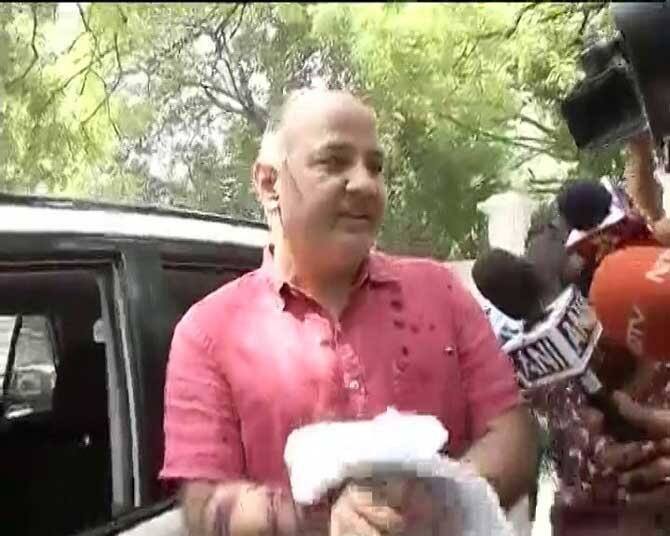 સિસોદિયાએ આગળ કહ્યું કે, કોંગ્રેસ અને ભાજપને દિલ્હીના લોકો સાથે કંઈ લેવા દેવા નથી. તેમનું કામ તો બસ દિલ્હીમાં સ્વાસ્થ્ય અને શિક્ષણ પર જે કામ થઈ રહ્યા છે તેને અટકાવવાનું છે. તેમણે કહ્યું કે, આમને દિલ્હીના લોકો માટે કંઈ નથી કરવું. તેમને તો બસ પોતાની ગંદી રાજનીતિ કરવી છે.