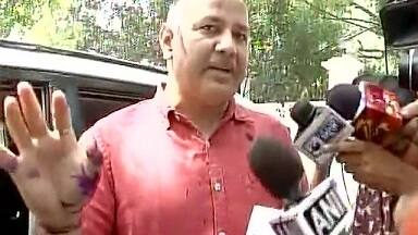 જણાવીએ કે દિલ્હીમાં ડેન્ગ્યુ અને ચિકનગુનિયાથી મરી રહેલ લોકોને કારણે દિલ્હીની અરવિંદ કેજરીવાલ સરકારે લોકોના ગુસ્સાનો સામનો કરવો પડી રહ્યો છે. જ્યારે આ પહેલા ફિનલેન્ડના પ્રવાસથી પરત ફરીને સિસોદિયાએ ટ્વીટ કરી ઉપરાજ્યપાલ નજીબ જંગ પર નિશાન સાધ્યું છે. સિસોદિયાએ ટ્વીટ કર્યું કે, તેમના પ્રવાસથી જેમને મુશ્કેલી થઈ છે તે દિલ્હીમાં સરકારી સ્કુલની સ્થિતિ પર ચિંતા કરે.