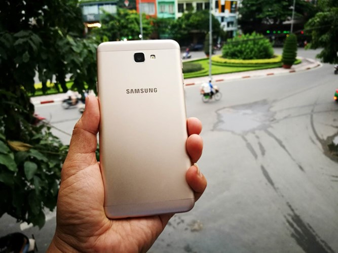 ગેલેક્સી જે7 પ્રાઈમમાં 13 મેગાપિક્સલનો રિયર કેમેરા છે. ફ્રન્ટ કેમેરા 8 મેગાપિક્સલનો છે. ઇનબિલ્ટ સ્ટોરેજ 16 જીબી છે જે જરૂરત પડ્યે 256 જીબી સુધી માઈક્રોએસડી કાર્ડનો ઉપયોગ કરીને વધારી શકાય છે. સેમસંગ જે સીરઝનો આ સ્માર્ટફોન 4જી એલટીઈ, વાઈફાઈ, જીપીએસ/એ-જીપીએસ, બ્લૂટુથ વી4.1, માઈક્રો-યૂએસબી અને 3.5 એમએમ ઓડિયો જેક કનેક્ટિવિટી ફીચર સાથે આવશે. તેમાં 3300 એમએચની બેટરી આપવામાં આવી છે અને ડાઈમેંશન 151.5x74.9x8.1 એમએમ છે.