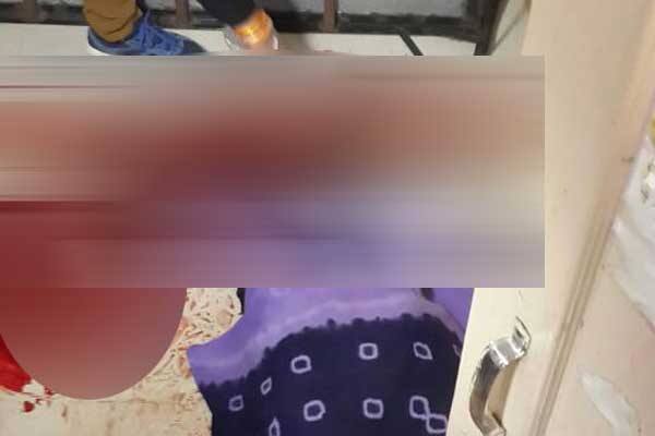 આ ઘટનાની વિગતો એવી છે કે, મૂળ ઉત્તર પ્રદેશની અને કેટલાય સમયથી રાજકોટમાં રહીને દેહવ્યાપાર સાથે સંકળાયેલી 28 વર્ષીય મોહિદાને જયદીપ તુલસીદાસ સાથે પ્રેમસંબંધ બંધાયો હતો. આ પ્રેમસંબંધ દરમિયાન જયદીપ મોહિદા સાથે લગ્ન કરવાની વાત વારંવાર કરતો હતો. દરમિયાન આજે જયદીપે મોહિદાને ફરીથી લગ્નની વાત કરી હતી. જોકે, મોહિદાએ લગ્ન કરવાનો ઇનકાર કરી દેતાં જયદીપ ઉશ્કેરાઇ ગયો હતો અને મોહિદાને છરીના ઘા મારી મોતને ઘાટ ઉતારી દીધી હતી.