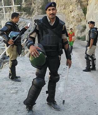 વીડિયો દ્વારા મનોજ કુમાર ઘણાં મુદ્દા પર પાકને પડકાર ફેંકે છે. આ વીડિયોમાં મનોજ કુમાર એ પણ ઘણી વખત કહે છે કે કાશ્મીર તો હશે પરંતુ પાકિસ્તન નહીં હોય. સાથે જ એ પણહે છે કે, જો આ વખતે યુદ્ધ થયું તો વિશ્વમાં નકશામાંથી ભારતીય જવાન પાકિસ્તાનનું નામોનીશાન ખતમ કરી નાંખશે. પાકિસ્તાન સતત ભારતથી વર્ષ 1965, 1971 અને 1999માં કારગિલમાં હાર્યું હતું. તેનો ઉપ ઉલ્લેખ આ વીડિયોમાં મનોજ કુમારે કર્યો છે. આ વિડિયો જોઈએ દરેક ભારતીયને ખુદ ર ગર્વ અનુભવ થશે. અને તમે પણ આ જવાનના વખાણ કરશો. 