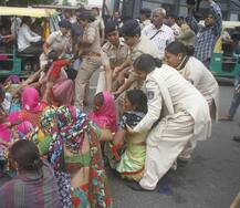 દલિતોની ચીમકીઃ 72 કલાકમાં જમીન ફાળવો બાકી નિર્વસ્ત્ર રેલી યોજીશું