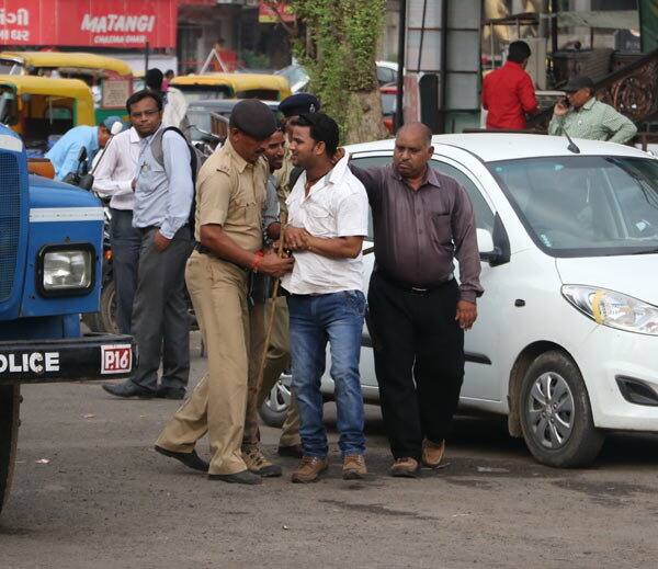 સંઘના સંયોજક જીજ્ઞેશ મેવાણી અને કૌશિક પરમારે જણાવ્યું હતું કે, પોલીસ અધિકારીઓને અમે જણાવ્યું છે કે, જો 72 કલાકમાં જમીન નહીં મળે તો પોલીસ જયાં ઉતારશે ત્યાં ફરીથી રસ્તા રોકો આંદોલન કરીશું. દલિતોને મળેલી જમીન કેમ ફાળવાતી નથી તેનો જવાબ આપવામાં તંત્ર નિષ્ફળ ગયું છે ત્યારે ફક્ત દેખાવો કરીને કાર્યક્રમ પૂર્ણ કરવાનો અર્થ નથી.