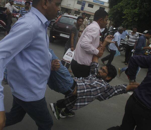 ગામડેથી આવેલી મહિલાઓએ કહ્યું છે કે જમીનની સોંપણીનો કાગળ લીધા વગર પાછા ફરવાના નથી. તેથી અમારૂ અલ્ટીમેટમ છે કે, જો 72 કલાક પૂરા થયા બાદ જમીન નહીં મળે તો મણિપુર રાજયમાં થયું હતું તેમ ભાઇઓ અને બહેનો સરોડાથી અને કલેકટર કચેરીની સામે જ નિર્વસ્ત્ર થઇને રેલી કાઢીશું. ધોળકામાં પણ આ મુદ્દે દેખાવો કરવામાં આવ્યા હતા.