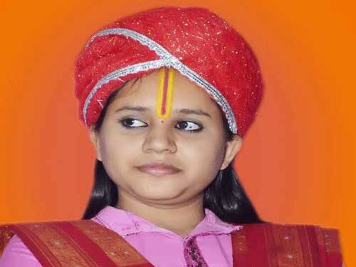 સાધ્વી પણ દાદાની જેમ રામાનંદી પરંપરા પ્રમાણે ભગવત કથા, રામ કથા, ગૌ કથા કહેતાં. તેમના પિતા સાથે આવતા. સાધ્વી 12 વર્ષનાં થયાં ત્યારે તેમણે નગેન્દ્ર બ્રહ્માચારીને ગુરૂ બનાવીને દીક્ષા લીધી અને ચૈતન્ય પીઠ આશ્રમમાં રહેવા લાગ્યાં.