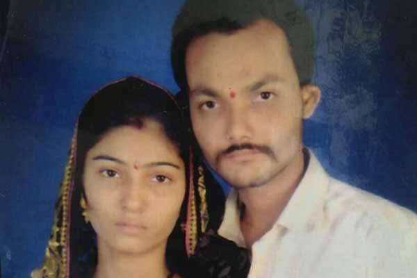 પોલીસે પરિણીતાના ડાઇંગ ડિક્લેરેશનને આધારે ફરિયાદ નોંધી પતિ સહિત સાસરીયાના ચાર સભ્યોની ધરપકડ કરી હતી. આ અંગે મળતી વિગતો પ્રમાણે પૂજા પાટીલે ચાર સપ્ટેમ્બરના રોજ બપોરે ઘરમાં કેરોસીન છાંટીને અગ્નિસ્નાન કરી લીધું હતું. જેથી તેને સારવાર માટે સિવિલ હોસ્પિટલમાં દાખલ કરવામાં આવી હતી. ત્યારે આજે વહેલી સવારે ચાર વાગ્યે તેણીએ અંતિમ શ્વાસ લીધા હતાં. લિંબાયતના નિલગીરી વિસ્તારના મયુરનગરમાં રહેતી પૂજા પાટીલ(ઉ.વ.19)ના દોઢેક વર્ષ પેહલાં સંદીપ પાટીલ સાથે લગ્ન થયા હતા. સંદીપ રત્નકલાકાર છે. સંદીપ પૂજાને પિયરેથી 10 હજાર લાવવા દબાણ કરતો હતો. જે અંગે ઇનકાર કરતા માર મારતો હતો. પૂજાને પાંચ માસનો ગર્ભ હતો. આમ છતાં પતિ અને સાસરીવાળા તરફથી દહેજ લાવવા માટે દબાણ કરાતું હતું. પૂજાએ જે દિવસે અગ્નિસ્નાન કર્યુ તે દિવસે પણ તેના પતિએ સવારમાં બે વાર માર માર્યો હતો. 