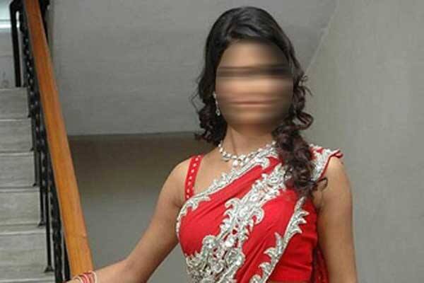 આ અંગે પોલીસ પાસેથી મળતી માહિતી પ્રમાણે જતીન પારુલના એક તરફી પ્રેમમાં પાગલ હતો. તે ડમી એકાઉન્ટ બનાવીને ચેક કરવા માગતો હતો કે, અન્ય લોકો સાથે તેના સંબંધો છે કે નહીં. આ ફેસબૂક એકાઉન્ટ બંધ થઈ ગયું હોવાથી પોલીસને આરોપીને શોધવામાં થોડી મુશ્કેલી પડી હતી, પરંતુ અંતે તેમણે આરોપીને ઝડપી પાડ્યો છે. અત્યારે આરોપી જતીન પરમારને જેલના સળિયા પાછળ ધકેલી દેવાયો છે. 