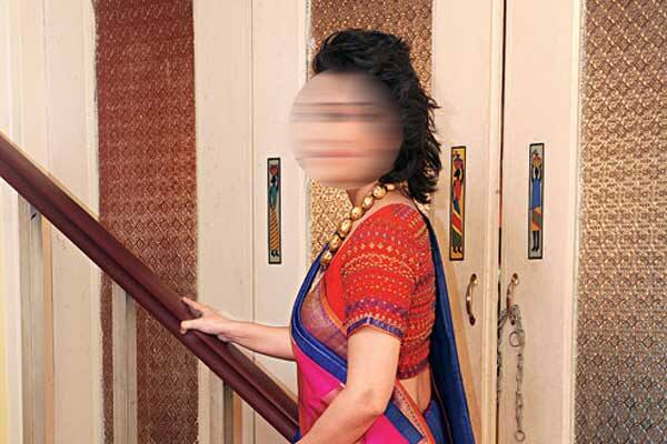 જતીન પારુલની બાજુમાં જ રહેતો હોવાથી 'જો હું બારીમાં આવી છું', 'મેં આ કલરના કપડાં પહેરેલા છે', 'હું આ કામે દુકાને આવી છું', એવા મેસેજ કરીને ફેસબુક આઈડી સાચુ જ હોવાનું પ્રસ્થાપિત કરતો અને અશ્લિલ ચેટિંગ કરીને પારુલને બદનામ કરતો હતો. જેને પગલે સાઈબર ક્રાઈમે આઈટી એક્ટ હેઠળ જતીન પરમારની ધરપકડ કરીને દાણીમીલડા પોલસને સોંપ્યો છે. 