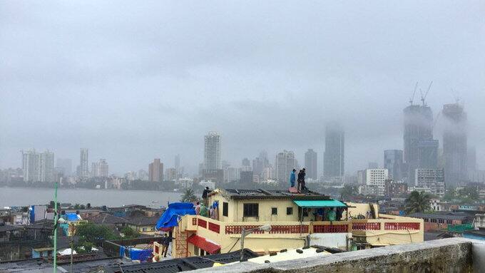 મુંબઈમાં દાદર, માટુંગા, સાયન, જોગેશ્વરી, બાંદ્રા, બોરીવલી, ઠાણે, ડોંબીવલી અને કલ્યાણના ઘણા વિસ્તારોમાં પાણી ભરાઈ ગયા છે. નવી મુંબઈ, પનવેલ અને ઉરણ વિસ્તારોમાં જોરદાર વરસાદ પડી રહ્યો છે.  મંગળવારથી શરૂ થયેલો વરસાદ બુધવાર સવારે પણ ચાલુ છે. જેના કારણે ટ્રાફિકની સમસ્યાઓ પણ થઈ રહી છે.  વેસ્ટર્ન એક્સપ્રેસ વે પર પણ લાંબો જામ સર્જાયો છે. 