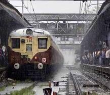 PICS: વરસાદથી બેહાલ મુંબઈ, 12 કલાકમાં 111mm ખાબક્યો, ચાર ટ્રેનો રદ
