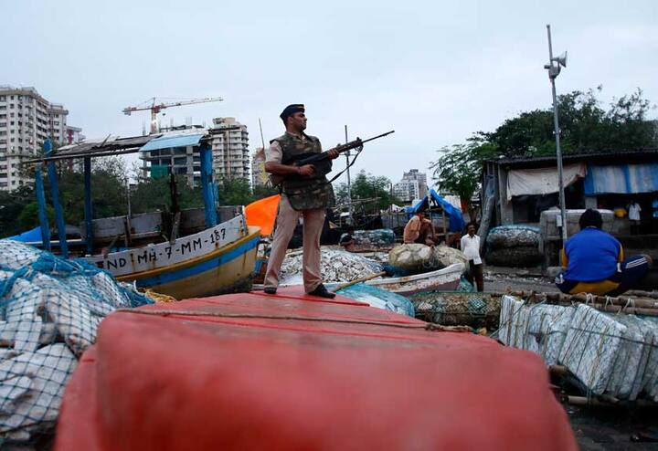 ડીજીપી કાર્યાલયે તટ પાસેની તમામ ચોકીઓને એલર્ટ આપ્યું છે. તટ પાસે ગેટ વે ઓફ ઈંડિયા, રાજભવન, બંબઈ હાઈ, ભાભા પરમાણુ અનુસંધાન કેંદ્ર અને અન્ય મોટા પ્રતિષ્ઠાનો અને સંવેદનશીલ સ્થાનોએ સુરક્ષા વધારી દેવામાં આવી છે. વિદ્યાર્થીઓએ સાંભળ્યું હતું કે તેઓ ઓએનજીસી અને શાળાનું નામ લઈ રહ્યા હતા.