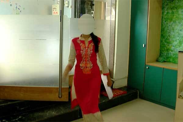 યુવતીનો આક્ષેપ લગાવ્યો છે કે, વિજય મને અમદાવાદની અલગ અલગ હોટલોમાં લઈ જઈને મારી સાથે શારીરિક સંબંધો બાંધતો અને મારી પાસે સારી ગિફ્ટની માગણી કરો હતો. એટલું જ નહીં તે મારી પાસે મારા અશ્લીલ વીડિયોની માગણી કરી હતો. હું માનસિક રીતે દિવસે અને દિવસે સાવ ખલાસ થઈ ગઈ હતી. શું કરવી તેની મને કોઈ ખબર જ પડતી ન હતી.