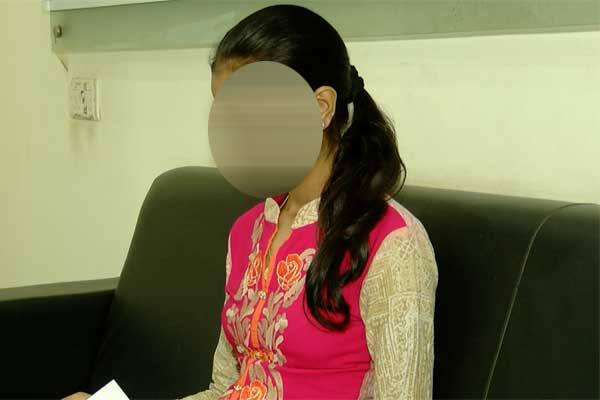 યુવતીનો આક્ષેપ છે કે, વિજય અને તેના પિતા માથાભારે છે અને તે લોકો મારા પરિવારને હેરાન ન કરે તેના કારણે હું ચુપચાપ બધુ સહન કરતી હતી. જોકે, મારા પિતાને આ વાતની ખબર પડી જતાં તેમણે મને કહ્યું કે, વિજય ગુંડો છે અને રોજ નવી નવી છોકરીઓને ફસાવે છે, તું બેટા આનાથી અલગ થઈ જા. મેં મારા પપ્પાને કહ્યું કે, વિજય પાસે મારી વીડિયો ટેપ છે. આ પછી મારા પપ્પાએ મારી પાસેથી મારો ફોન લઈ લીધો.