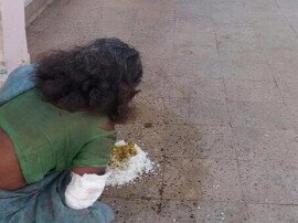 Woman Patient Served Food On Floor In Ranchi રાંચી: મહિલા દર્દીને માર મારી સાફ કરાવ્યો ફ્લોર, પછી જમીન પર જ આપ્યુ જમવાનું