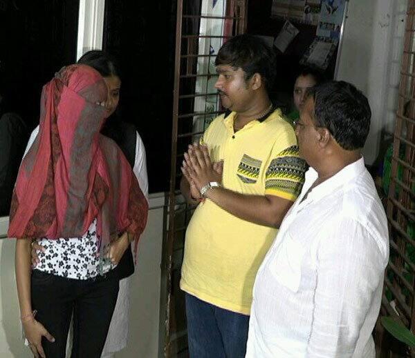 અમદાવાદ: ઉનાના પૂર્વ ધારાસભ્ય કે.સી. રાઠોડના પરિણીત પુત્ર વિજય રાઠોડે લગ્નની લાલચ આપીને એક યુવતી સાથે સેક્સ કર્યાની ઘટનાએ હોબાળો મચાવ્યો હતો પરંતુ આ ઘટનામાં બંન્ને પક્ષે સમાધાન થઇ જતાં નાટકીય વળાંક આવ્યો છે. કે.સી.રાઠોડ અને તેમના પુત્રે મહિલા ક્રાઇમબ્રાન્ચમાં યુવતી સમક્ષ હાથ જોડી માફી માગી લેતાં સમગ્ર મામલો શાંત થઇ ગયો હતો.