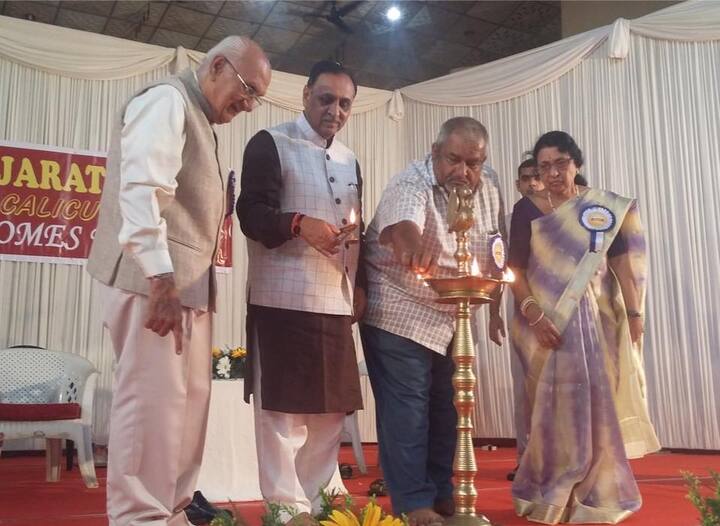 લોકોને સંબોધતા તેમણે કહ્યુ હતું કે, ગુજરાત તમારી માતૃભૂમિ છે અને હાલમાં ગુજરાત અન્ય રાજ્યો માટે વિકાસ, ટ્રાન્સપરન્સી મામલે એક મોડલ છે. ગુજરાતના ખેડૂતોની આવક વધવાથી તેઓ ખૂબ ખુશ છે. રૂપાણી સિવાય મંત્રીમંડળના સભ્યો, પ્રદેશ પ્રમુખ જીતુ વાઘાણી સહિતના મહાનુભાવો ભાજપની રાષ્ટ્રીય પરિષદની બેઠકમાં ભાગ લેવા પહોંચ્યા હતા. 