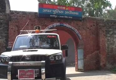 શનિવારે સાંજે જ્યારે યુવતી કોઈ કામે બહાર જઈ રહી હતી ત્યારે એક સુમસામ રસ્તા પર કેટલાક યુવકોએ તેને ઉપાડીને એવી જગ્યાએ લઈ ગયા જ્યાં તેને કોઈ સાંભળી ન શકે. જ્યાં એક ઓરડીમાં તેની પર 20 નરાધમોએ હેવાનિયતની તમામ હદો પાર કરી હતી. 