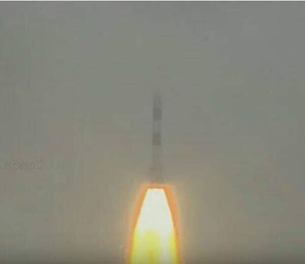 લોન્ચિંગ બાદ 16 મિનિચ 56 સેકન્ડમાં PSLV 730 કિમીની ઊંચાઈ હાંસલ કરી લેશ અને ચોથા તબક્કાનું એન્જિન બંધ થઈ જશે. 17 મિનટ 33 સેકન્ડમાં મુખ્ય સેટેલાઈટ સ્કેટસેટ-1 લોન્ચિંગ યાનથી અલગ થઈ જશે. મિશન એક કલાક 22 મિનિટ 58 સેકન્ડમાં ચોથા તબક્કાનું એન્જિન ફરી શરૂ કરવામાં આવશે અને 2 કલાક 11 મિનિટ 46 સેકન્ડમાં PSLV નીચે 68.73 કિમીની ઊંચાઈએ પહોંચી જશે. અહીંથી ચોથા ચરણનું એન્જિન બંધ કરીને ડ્યૂઅલ લોન્ડ એડેપ્ટરને લોન્ચિંગ યાનથી અલગ કરી દેવામાં આવશે અને એક-એક કરીને અન્ય સાત સેટેલાઈટ્સને તેની ભ્રમણકક્ષામાં સ્થાપિત કરી દેવામાં આવશે. સ્કેરસેટ-1ને 730 કિમી તથા અન્ય સેટેલાઈટ્સને 680 કિમીની ઊંચાઈએ ધ્રુવીય સૌર સુમેળ ભ્રમણકક્ષાઓમાં સ્થાપિત કરવામાં આવશે.