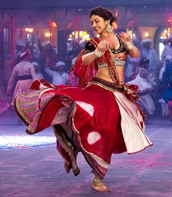 5. 'રામલીલા' બાદ લેયર વાળા ચણિયા-ચોળીની ફેશન છે. આ ચણિયા-ચોળી વધારે ઘેર વાળા હોય છે. જેના લેયરમાં કલર કોમ્બિનેશનનું ધ્યાન રાખીએ તો બહુ જ સરસ ટ્રેડિશનલ લૂક લાગે છે. 