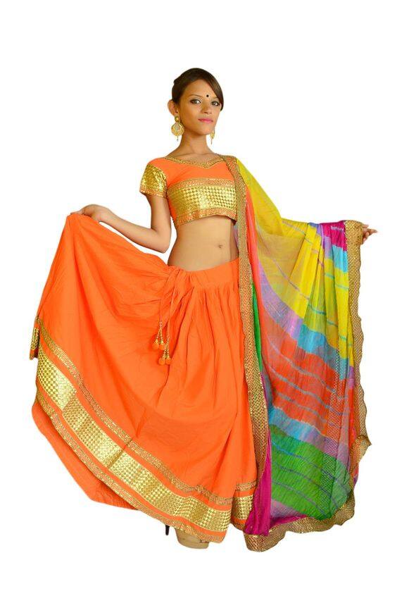 2. બીજા દિવસે એક જ કલરના ચણિયા-ચોળી સાથે નવરંગ લહેરિયા કે બાંધણીના દુપટ્ટો એક સારો ઓપ્શન છે. આ ચણિયા-ચોળીમાં પહોળી બોર્ડર કે સાવ ઓછુ વર્ક હોય તો તે વધુ સુંદર લાગી શકે છે. આ લૂક સાથે કલરફુલ બંગડી અને ઈયરિંગ તમારો લૂક પૂરો કરશે. 