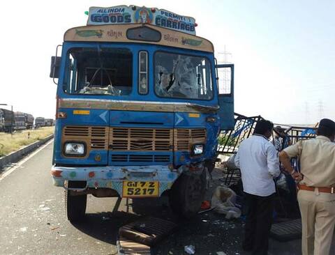 માળીયા: માતાના મઢે દર્શને જતાં શ્રદ્ધાળુઓની રિક્ષાને ટેન્કરે મારી ટક્કર, સાતનાં મોત માળીયા: માતાના મઢે દર્શને જતાં શ્રદ્ધાળુઓની રિક્ષાને ટેન્કરે મારી ટક્કર, સાતનાં મોત