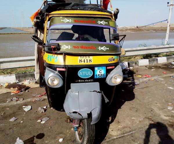 અકસ્માતમાં કંકુબેન ભવાનભાઈ રાઠોડ, રહેવાસી તામસા (ઉ.વ.35), વિજય વાલજીભાઈ રાઠોડ (ઉ.વ.15), હિરૂબેન જીવાભાઈ ચૌૈહાણ, રહેવાસી ગોલાણા (ઉ.વ.60), મમતાબેન પૂંજાભાઈ ચૌહાણ રહેવાસી ગોલાણા (ઉ.વ.16), કલ્પેશ ગણપત ધાનગેણી મોરબી (ઉ.વ.15), મુકેશ માનાભાઈ છીપરા માપટડી (ઉ.વ.40) અને રાજુભાઈ રંગલાલ ગુર્જર મૂળ યુપી અને હાલ મોરબી (ઉ.વ.25)નું મોત થયું હતું.