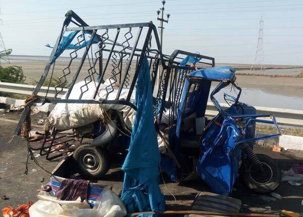 અકસ્માતને પગલે રોડની બંને સાઈડ વાહનોની લાંબી કતાર લાગી ગઈ હતી અને ટ્રાફિકજામના દ્રશ્યો સર્જાયા હતા. 