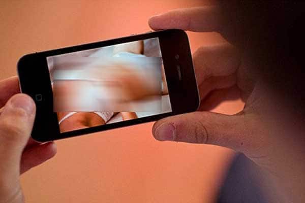 સિટીલાઇટ વિસ્તારમાં પતિ અને પુત્રી સાથે રહેતી પ્રવિણાબેનને બિલ્ડર આનંદકુમારે આ ક્લિપને આધારે છ વર્ષ સુધી હવસનો શિકાર બનાવી હતી. પ્રવિણાબેને તેને તાબે થવાનો ઇનકાર કરતાં પતિ-પુત્રીને જાનથી મારી નાંખવાની ધમકી આપતો હતો. આવી ધમકીઓ આપીને બિલ્ડરે કેલાસનગર, ડિંડોલી, નવાગામ તેમજ અન્ય જગ્યાએ યુવતીની મરજી વિરુદ્ધ શારીરિક સંબંધો બાંધ્યા હતા. 