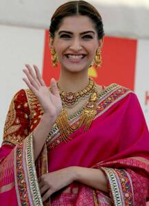 PICS: જ્વેલેરી શોરૂમના ઉદ્ધાટનમાં આ અંદાજમાં આવી સોનમ કપૂર, લાગી Gorgeous!