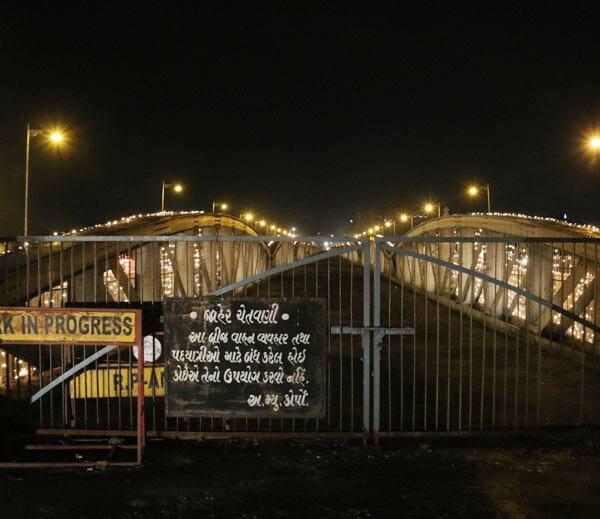 યુનેસ્કોની ટીમ આવી રહી છે ત્યારે 26 જેટલા ઐતિહાસિક સ્મારકોની આસપાસમાં બેસતા ફેરિયાઓએ સ્વૈચ્છિક રીતે ચાર દિવસ અહીંથી ખસી જવા મેયર ગૌતમ શાહ સમક્ષ બાંયેધરી આપી છે. યુનેસ્કોની ટીમ ઐતિહાસિક ઈમારતો, સ્થળો અને કોટ વિસ્તારની પોળો તથા હેરિટેજ મિલ્કતોની મુલાકાત લેશે.