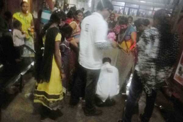 રાજકોટ: ગઈ કાલે રાતે રાજકોટના એસ.ટી. બસ સ્ટેશનમાં કંઇક અનોખો નજારો જોવા મળ્યો હતો. રાતે 11 વાગ્યાની આસપાસ બસસ્ટેન્ડની કેન્ટિન પાસે એક પરપ્રાંતીય મહિલા પ્રસૂતીની પીડાથી કણસતી હતી અને પછી બેભાન થઈ ગઈ હતી. જોકે, આ વાત ધ્યાને આવતાં મહિલા કંડક્ટરો તેમની વહારે દોડી આવી હતી અને તેમણે ચાદરની આડશમાં પ્રસૂતિ કરાવી હતી. મહિલાને પુત્રનો જન્મ થતાં સર્વત્ર ખૂશી વ્યાપી ગઈ હતી.