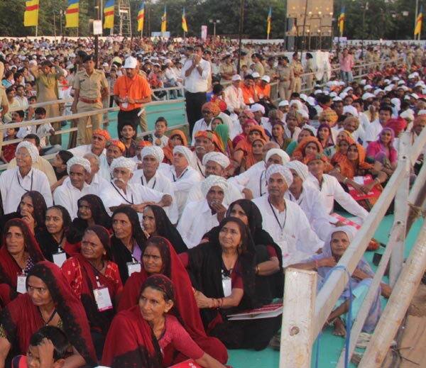 મુખ્યમંત્રી જગાણા હેલીપેડથી વાહન દ્વારા એરોમા સર્કલ આવ્યા હતા. જ્યાં કોંગ્રેસ દ્વારા કાળાવાવટા ફરકાવી વિરોધ કરવામાં આવે તે પહેલાં કાર્યકરોની ધરપકડ કરાઇ હતી. ગુરુનાનકચોક તેમજ વિદ્યામંદિર નજીક પણ કોંગ્રેસ-પાસના કાર્યકરોની ધરપકડ કરાઇ હતી.