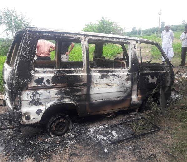 અરવિંદ અને ભલાભાઈ મિત્રો છે. બંનેનાં ઘર વચ્ચે માંડ 300 મીટરનું અંતર છે તેથી બંને એકબીજાના ઘરે આવતા. એ દરમિયાન ભલાભાઈને અરવિંદની પત્નિ કપિલા સાથે સેક્સ સંબંધો બંધાયા હતા. અરવિંદની ગેરહાજરીમાં બંને સેક્સમાં ડૂબી પોતાની હવસ સંતોષતાં.