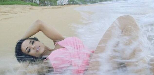 ત્યારે અચાનક સમુદ્રની લહેરોએ મૉડલને પાણીમાં તરબોળ કરી દીધી