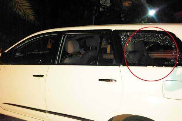 સળગતા કાંકડા તુટેલ કાચની બારમાંથી અંદર બહાર કરવા લાગેલા અને મને કહેવા લાગેલા કે, વિસનગરમાં તમને જીવતો રહેવા3 દઇશું નહીં. વિસનગરમાં અમારો સમય આવી જશે અને આને ગાડી સાથે જીવતો સળગાવી દેવાનો છે અને જીવતો જવા દેવાનો નથી. તેમ કહી કાકડા અંદર બહાર કરી ગાડીની અંદર ફેંકવા જતા અમે આ લોકોના જીવલેણ હુમલાથી ગભરાઈ ગયેલા અને મારી ગાડીના ડ્રાઇવરે મારી ગાડી ઝડપથી ચલાવી મારા ઘરે લઈ આવ્યા હતા.