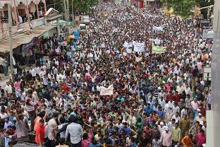 દરમિયાન ગઈકાલે રેલી માટે અમદાવાદના રેશ્મા પટેલ ભાવનગર આવી પહોંચ્યા છે. જોકે આ રેલીમાં સામેલ થવા માટે આવી પહોંચેલ, રેશમા પટેલની પોલીસે મોડી રાત્રે અટકાયત કરી છે. ઉપરાંત અતુલ પટેલ અને વરૂણ પટેલની પણ પોલીસે અટકાયત કરી છે. જીલ્લાભરમાં ગામડે-ગામડે જ મીટીંગો કરી પાટીદારોને આહવાન કરવામાં આવી રહ્યું છે. અત્રે ઉલ્લેખનીય છે કે અભિવાદન સમારોહમાં બઘડાટી બાદ ભાજપ પ્રદેશ પ્રમુખ જીતુભાઇ વાઘાણી સહિતની સામે ઇજાગ્રસ્ત યુવક દ્વારા ફરીયાદ કરવામાં આવી હતી.પોલીસ દમનના વિરોધમાં રેલી બાદ પાસના કન્વીનરો વરૂણ પટેલ, ભાવિન પટેલ, ગીતા પટેલ અને તેની ટીમ ભાવનગરના ગ્રામ્ય વિસ્તારોમાં ૩ દિવસ સુધી સભાઓ કરશે અને લોકોને પોલીસ દમનની ઘટના અંગે માહિતગાર કરાશે.