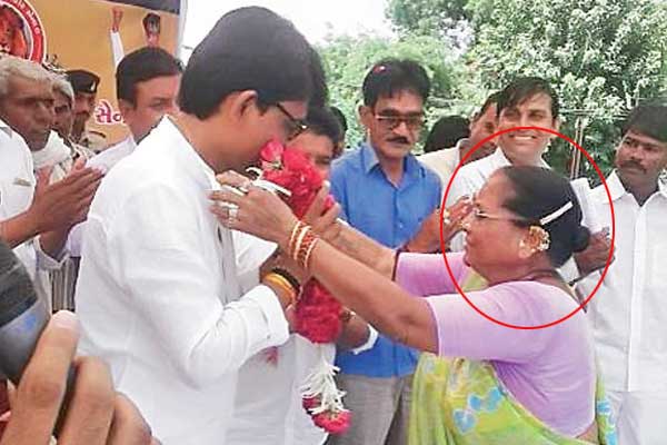 હાથીના ચાવવાના....: દારૂબંધીના અમલ માટે લડતાં અલ્પેશ ઠાકોરનું સન્માન મહિલા બુટલેગરે કર્યું