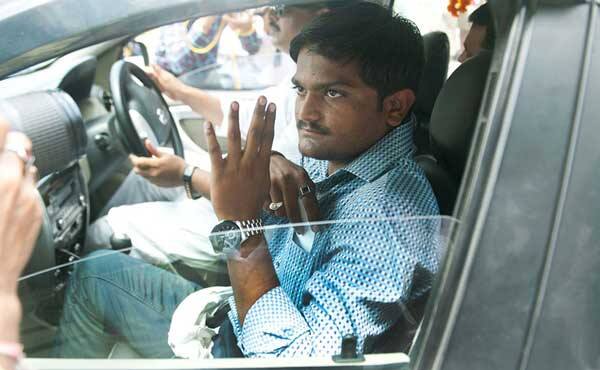 હાર્દિક પટેલે પોતાના ફેસબુક પેજ પર લખ્યું છે કે, તાકાત હોય તો મંજૂરી આપો ને અન્ય સમાજને રેલીની મંજૂરી આપીને રાજ્યમાં વર્ગવિગ્રહ જેવી પરિસ્થિતિ ઉભી કરી રહ્યા છે. જીતુ વાઘાણી અમિત શાહના પગલે ચાલી ને ગુંડાગર્દી શીખી રહ્યા છે.