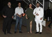 PICS: આ અંદાજમાં પાર્ટીમાં આવી બેબો, હાઈ હિલ્સ અને ગ્લેમરસ ડ્રેસમાં લાગી Beautiful! 